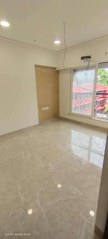 Room in 2 BHK Apartment at Santacruz West – for Rent