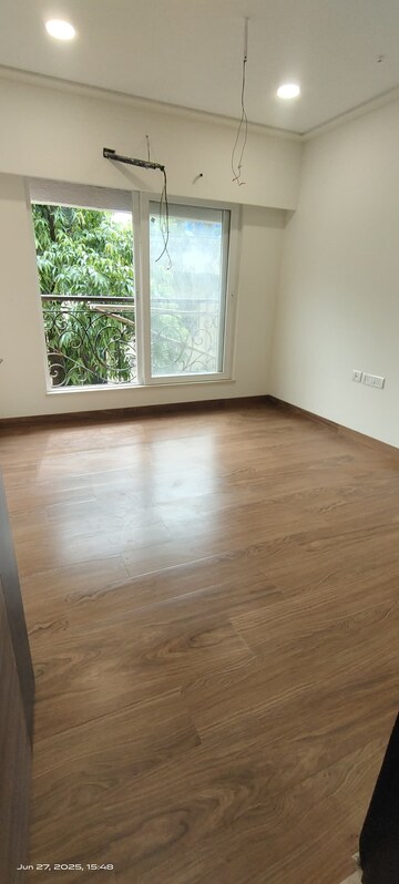 Room in 2 BHK Apartment at Santacruz West – for Rent