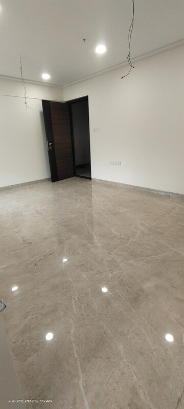 Room in 2 BHK Apartment at Santacruz West – for Rent
