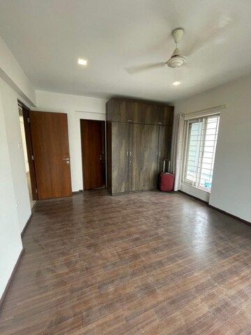 Room in 2.5 BHK Apartment at Khar West – for Rent