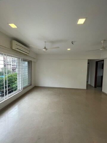 2.5 BHK Apartment For Rent in Khar West