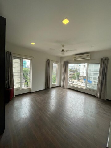 Room in 2.5 BHK Apartment at Khar West – for Rent