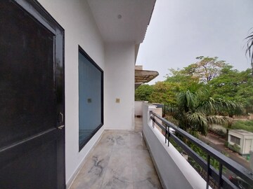 Balcony in 3 BHK Builder Floor at RWA Apartments Sector 92, Sector 92 – for Rent