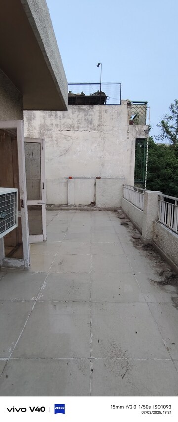 Balcony in 1 BHK Apartment at Defence Colony – for Rent