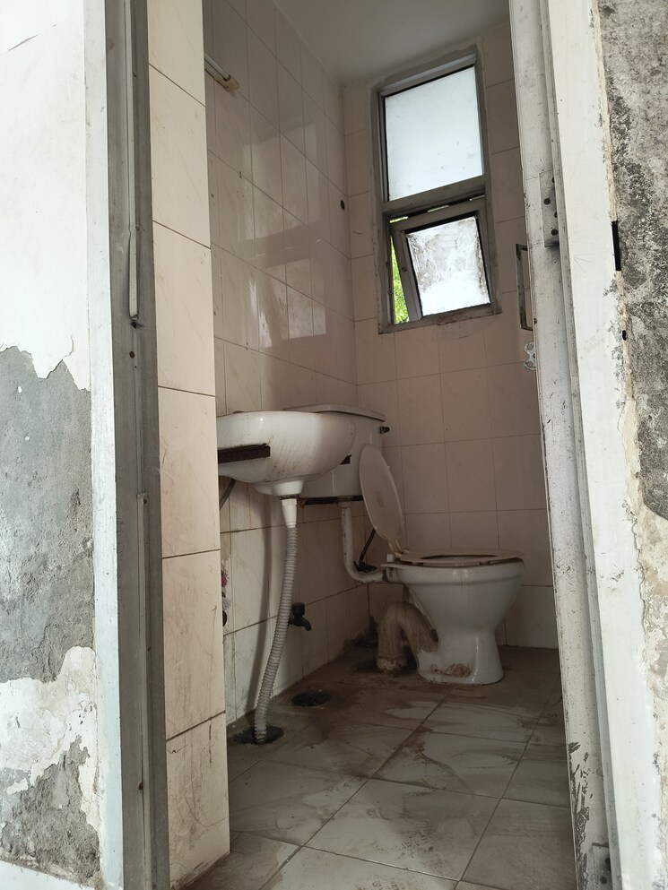 Washroom, sarita vihar Commercial Office Space 1250 Sq.Ft. In Sarita Vihar Delhi 8913881