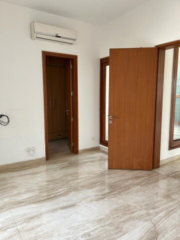 Room in 4 BHK Apartment at Veera Safdarjung Enclave, Safdarjung Enclave – for Rent