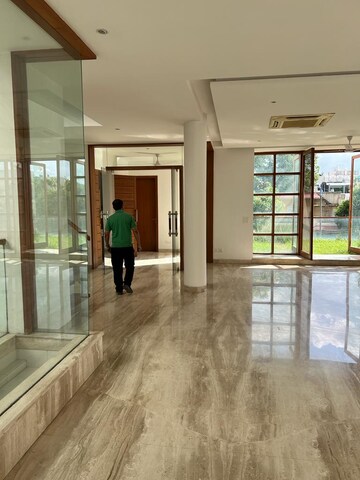 Room in 4 BHK Apartment at Veera Safdarjung Enclave, Safdarjung Enclave – for Rent