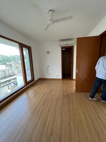 Room in 4 BHK Apartment at Veera Safdarjung Enclave, Safdarjung Enclave – for Rent