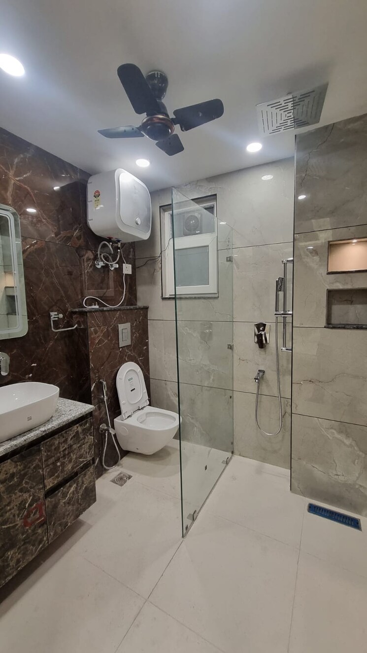 Bathroom, south extension i 3 Bedroom 200 Sq.Yd. Builder Floor In South Extension I Delhi 8913980