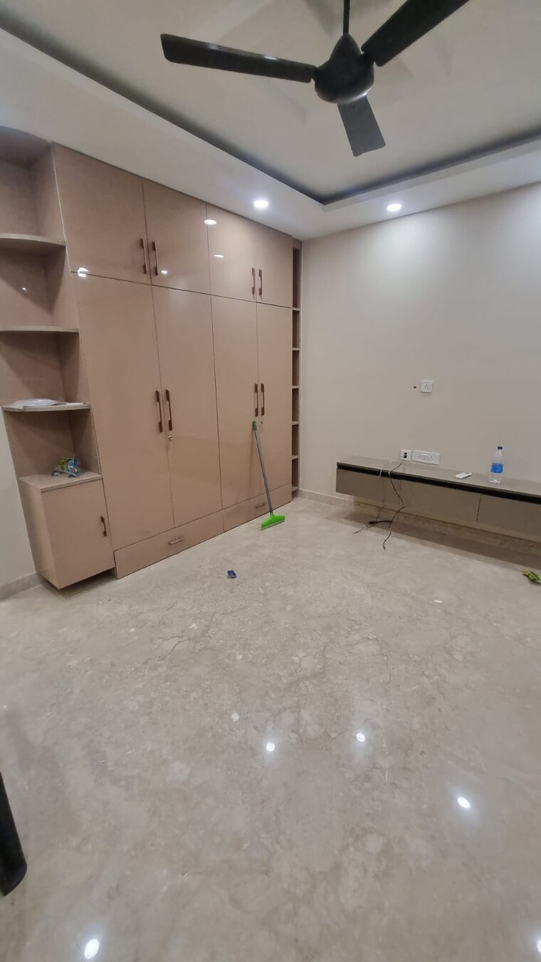 Room, south extension i 3 Bedroom 200 Sq.Yd. Builder Floor In South Extension I Delhi 8913980