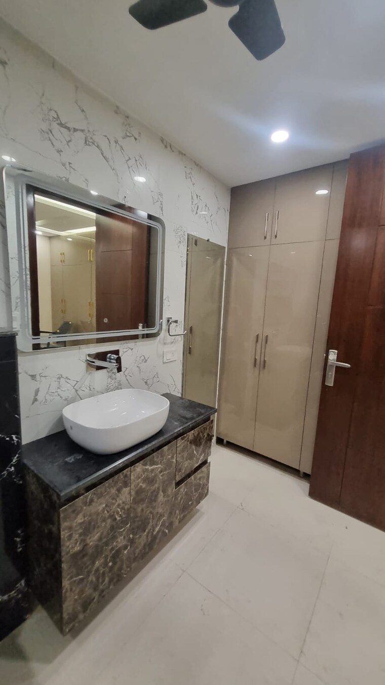 Bathroom, south extension i 3 Bedroom 200 Sq.Yd. Builder Floor In South Extension I Delhi 8913980