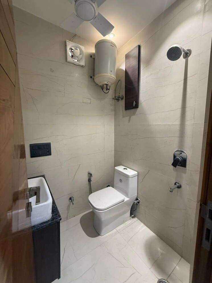 Bathroom, kalkaji 3 Bedroom 155 Sq.Yd. Builder Floor In Kalkaji Delhi 8913988