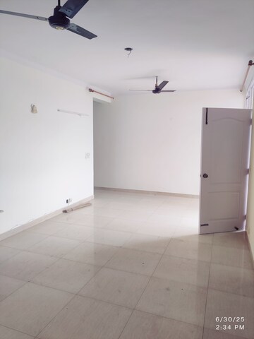 Room in 3 BHK Apartment at Raheja Teachers Apartments, Sector 31 – for Rent