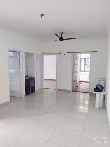 Room in 3 BHK Apartment at Raheja Teachers Apartments, Sector 31 – for Rent