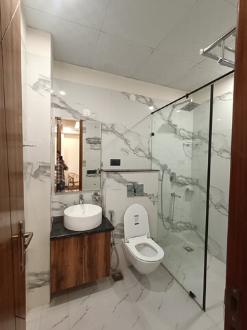 Bathroom in 3 BHK Builder Floor at Unitech South City 1, South City 1 – for Rent