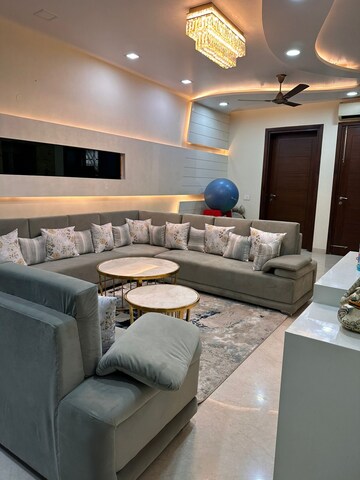 Master Bedroom in 3 BHK Builder Floor at Unitech South City 1, South City 1 – for Rent
