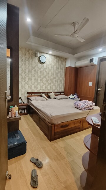 Bedroom in 3 BHK Builder Floor at Luxury Villa, Sector 30 – for Rent