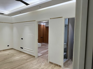 Building Lobby in 3.5 BHK Builder Floor at Dlf Phase ii – for Rent