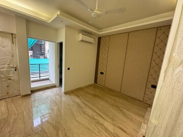 Bedroom in 3.5 BHK Builder Floor at Dlf Phase ii – for Rent