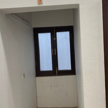 Room in 3 BHK Builder Floor at RWA Apartments Sector 37, Arun Vihar – for Rent