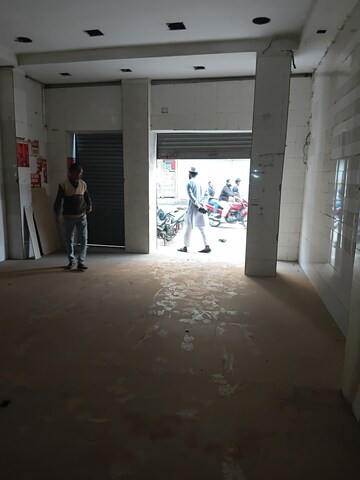 Furnished Amenities in  Showroom at Park Street – for Rent
