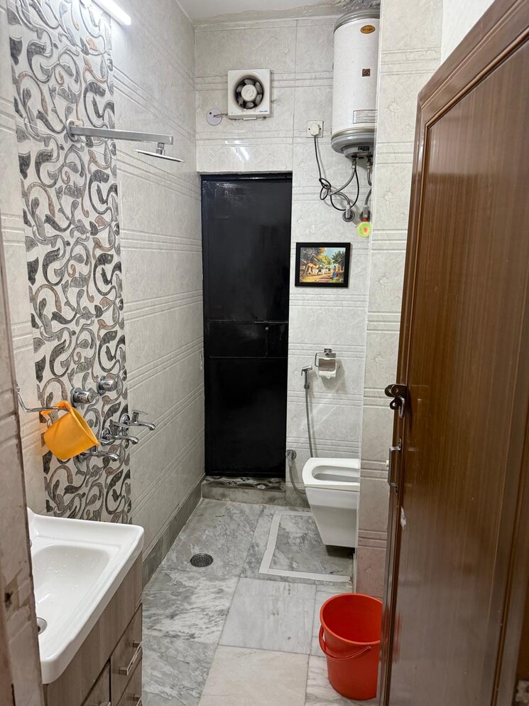 Bathroom, kalkaji 2.5 Bedroom 700 Sq.Ft. Builder Floor In Kalkaji Delhi 8914289