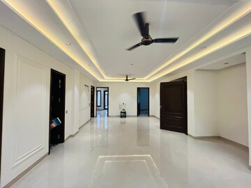 Building Lobby in 4 BHK Builder Floor at Green Fields Colony – for Sale