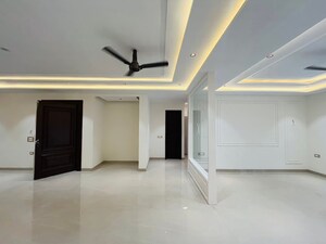 Room in 4 BHK Builder Floor at Green Fields Colony – for Sale