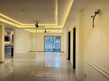 Building Lobby in 4 BHK Builder Floor at Green Fields Colony – for Sale