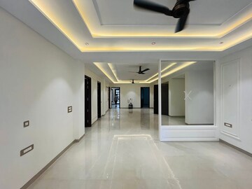 Building Lobby in 4 BHK Builder Floor at Green Fields Colony – for Sale