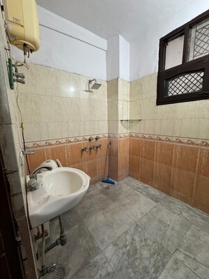 Bathroom in 3 BHK Builder Floor at Unitech South City 1, South City 1 – for Sale