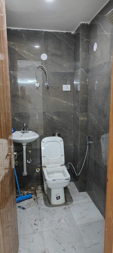 Bathroom in 1 BHK Apartment at Maidan Garhi – for Rent