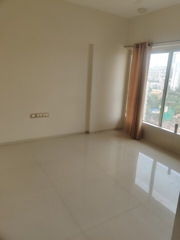 Room in 4 BHK Apartment at Jinam Lovely CHS, Malad East – for Rent