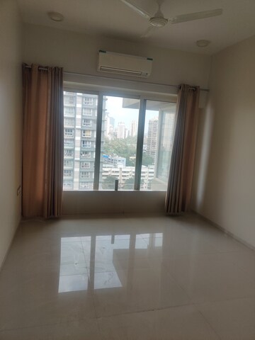Room in 4 BHK Apartment at Jinam Lovely CHS, Malad East – for Rent