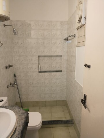Master Bedroom in 2.5 BHK Builder Floor at Auram Floor, South City 2 – for Rent