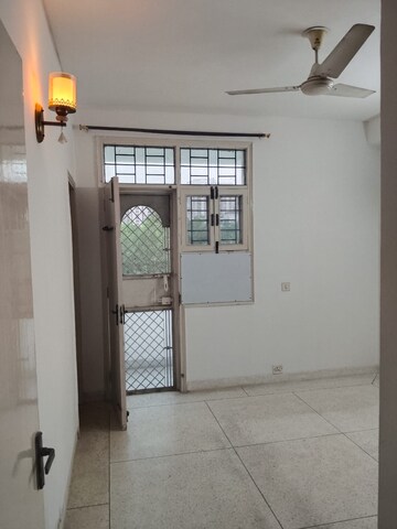 Room in 2.5 BHK Builder Floor at Auram Floor, South City 2 – for Rent
