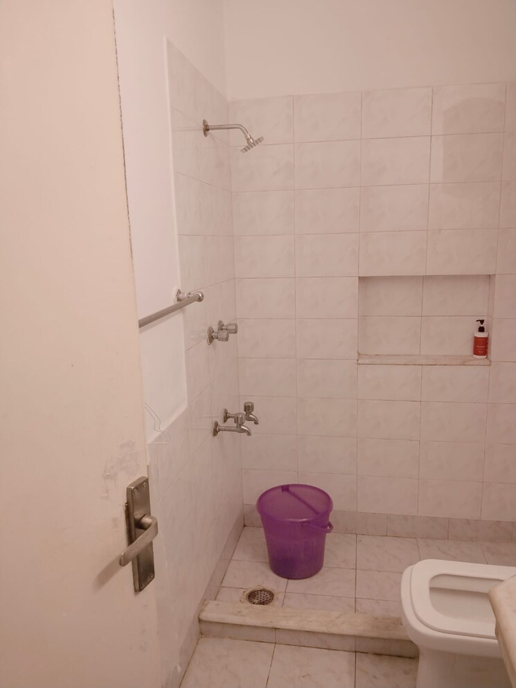 Bathroom, auram-floor 2.5 Bedroom 1250 Sq.Ft. Builder Floor In South City 2 Gurgaon 8914594