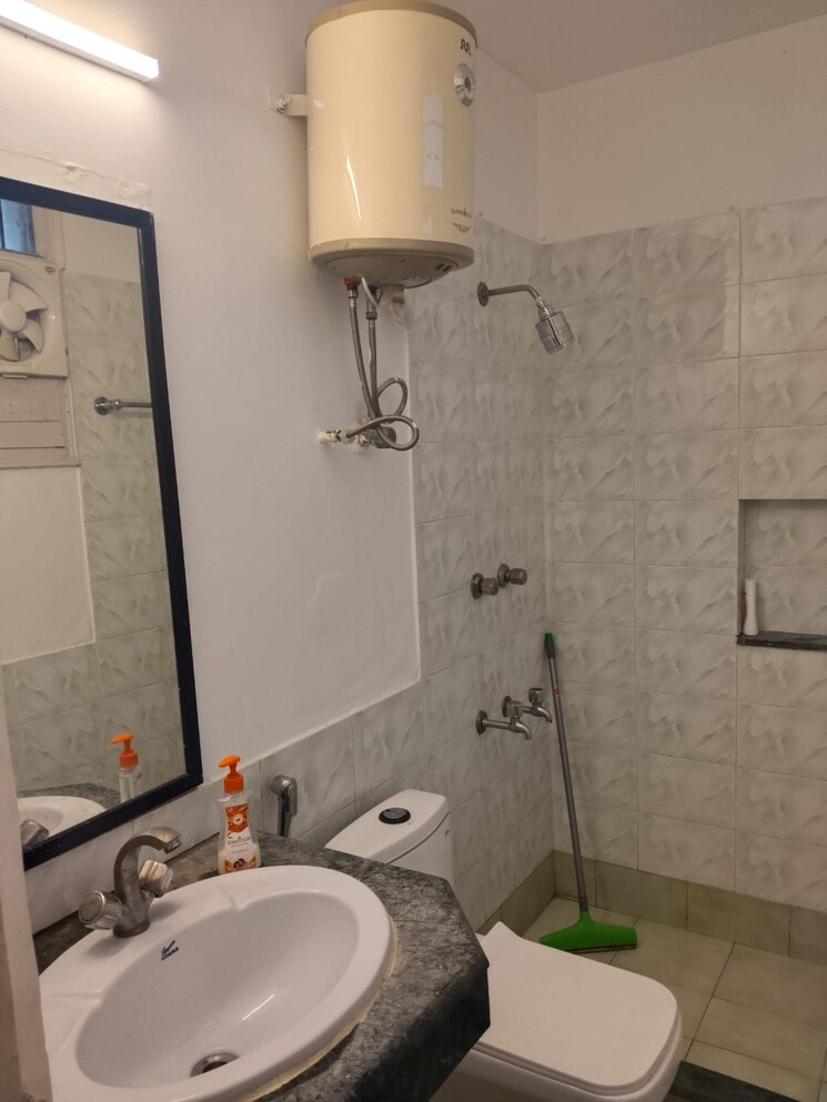 Bathroom, auram-floor 2.5 Bedroom 1250 Sq.Ft. Builder Floor In South City 2 Gurgaon 8914594