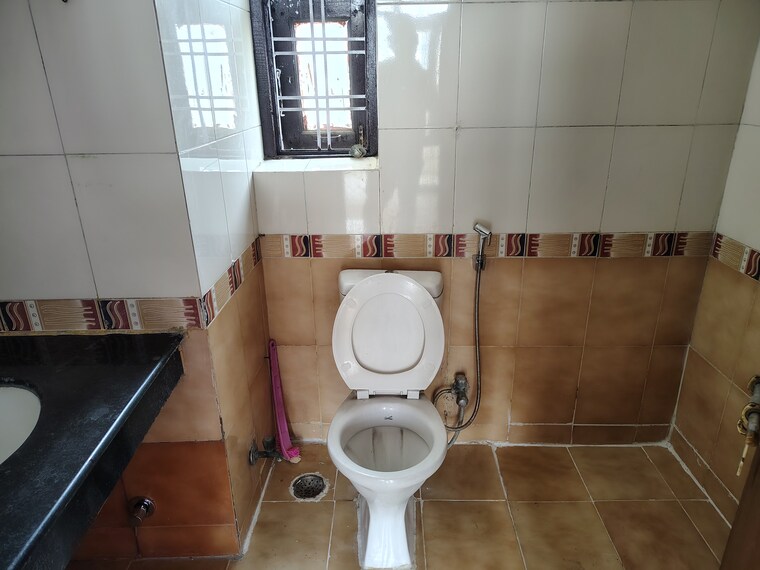 Bathroom, hrc-professional 2 Bedroom 1100 Sq.Ft. Apartment In Indrapuram Ghaziabad 8914700