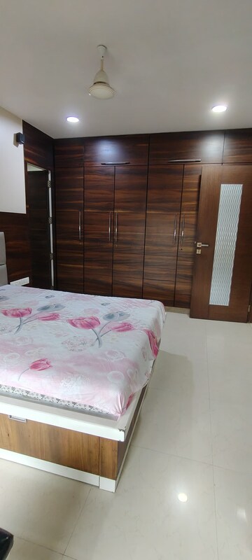 Master Bedroom in 5 BHK Apartment at Goregaon East – for Rent