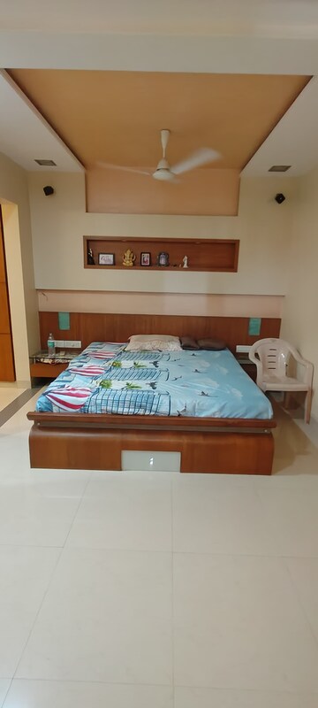 Master Bedroom in 5 BHK Apartment at Goregaon East – for Rent