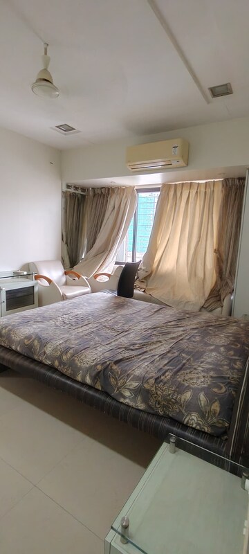 Bedroom in 5 BHK Apartment at Goregaon East – for Rent