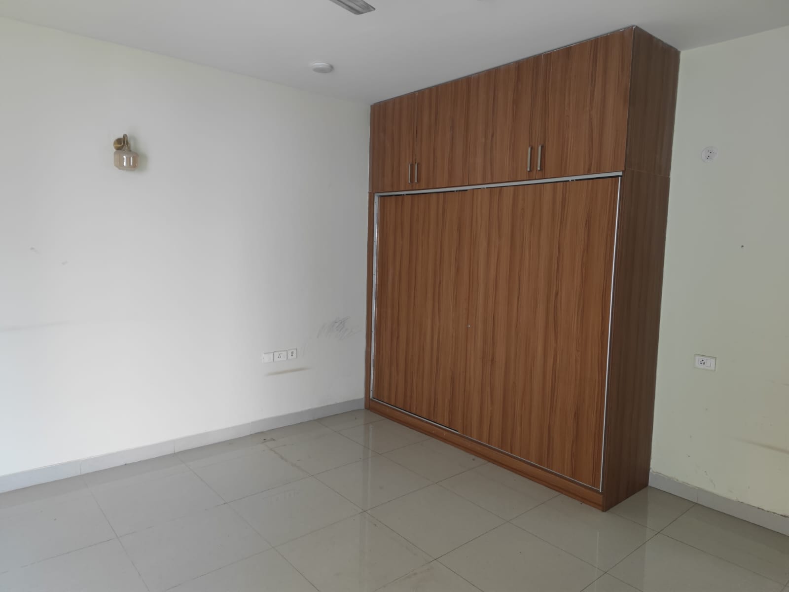 3 BHK + Servant Room Apartment For Rent in Salarpuria Magnificia