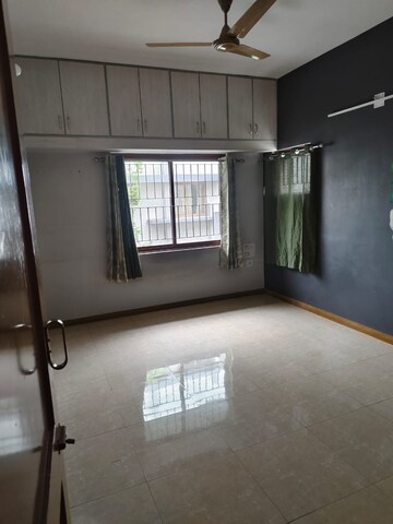 Room in 3 BHK Apartment at Thaltej – for Rent