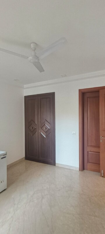Room in 4 BHK Apartment at Safdarjung Development Area – for Rent
