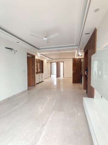 Room in 3 BHK Builder Floor at Sector 45 – for Rent