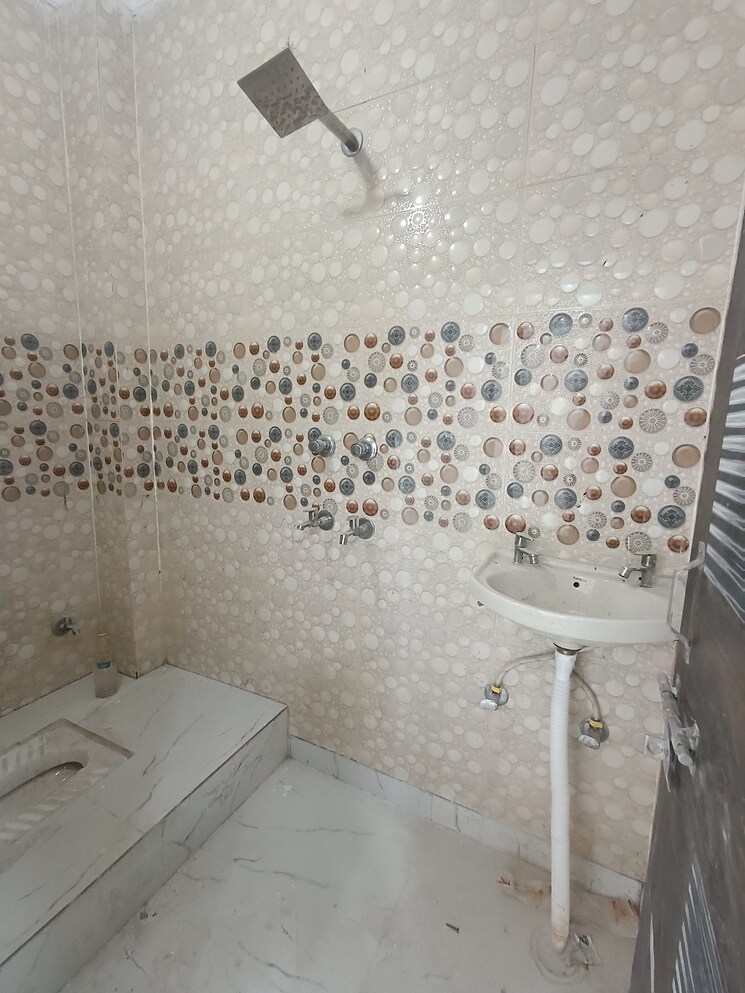 Bathroom, govindpuri 3 Bedroom 850 Sq.Ft. Builder Floor In Govindpuri Delhi 8914869