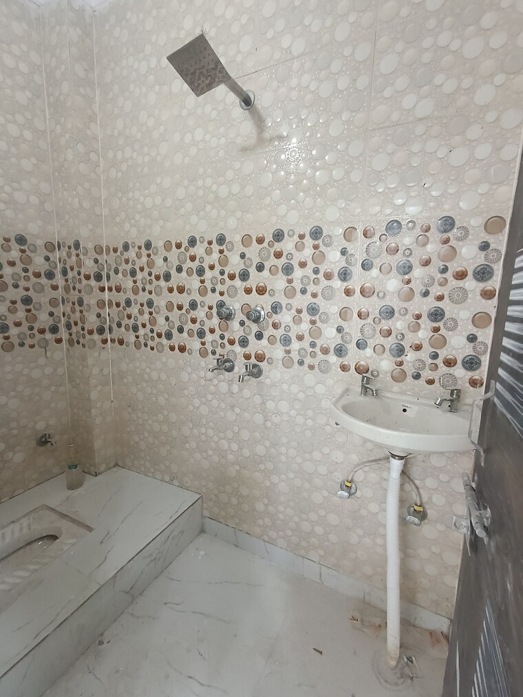 Bathroom, govindpuri 3 Bedroom 850 Sq.Ft. Builder Floor In Govindpuri Delhi 8914869