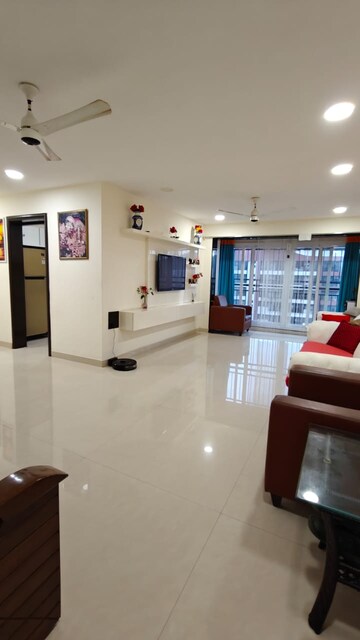 2 BHK Apartment For Rent in K Raheja Corp Maple Leaf, Powai