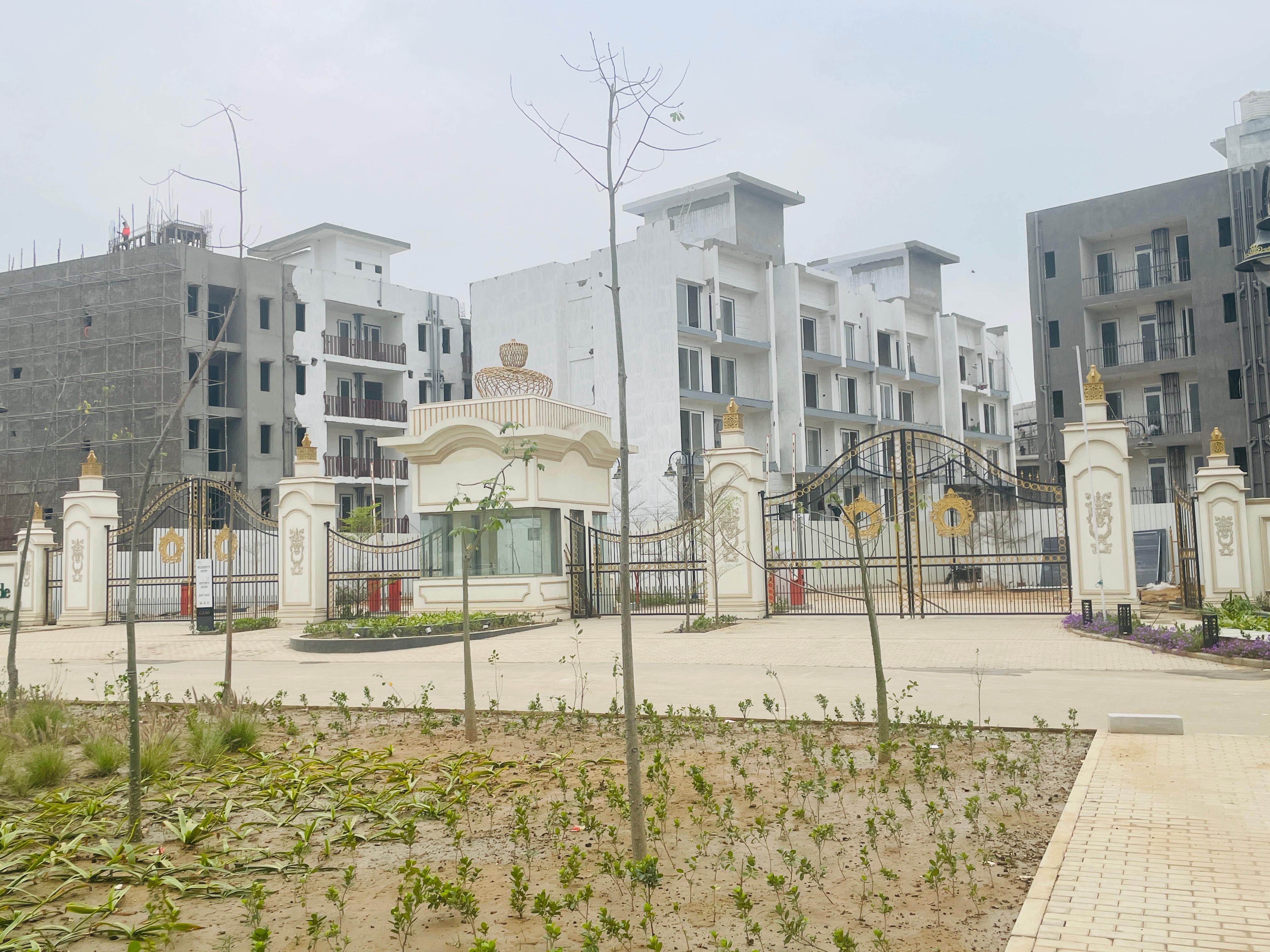 3.5 BHK + Study Room Builder Floor For Sale in Smart World Gems